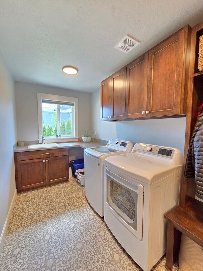 Building Photo - $4,800 - 5 Bed / 3 Bath Custom Built Home w/ Private Sport Court & Golf Green