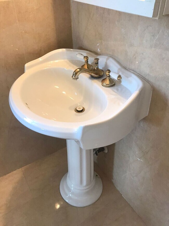 Building Photo - Miami Beach Home with a Pool!