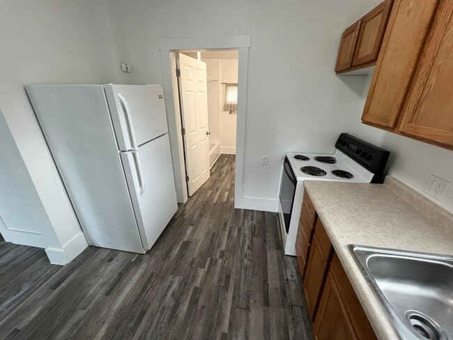 Building Photo - 2 bedroom house with fenced in back yard i...