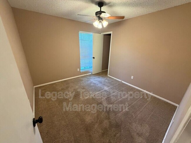 Building Photo - 513 Willow Cir W