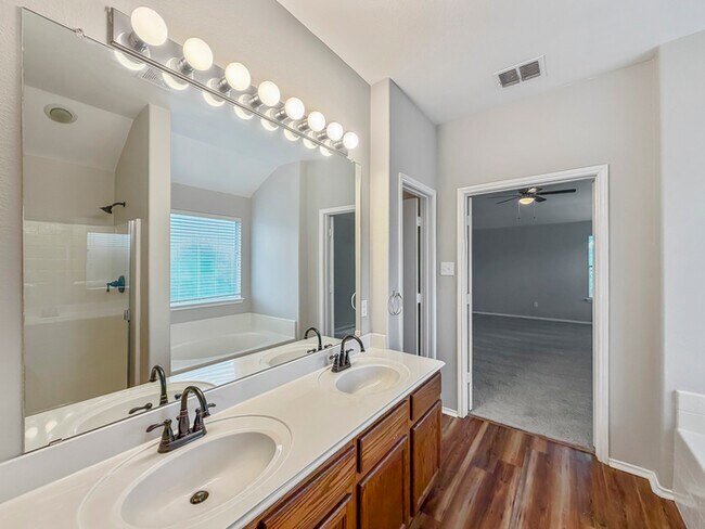 Building Photo - 1072 Aviary Dr