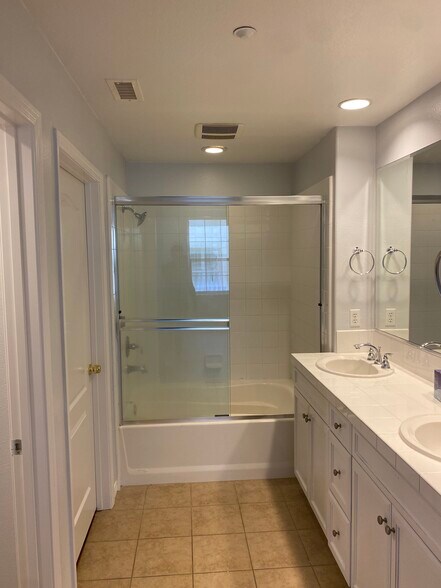 Building Photo - 101 Hallmark