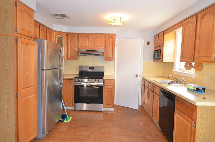 Building Photo - 10 Carson Rd