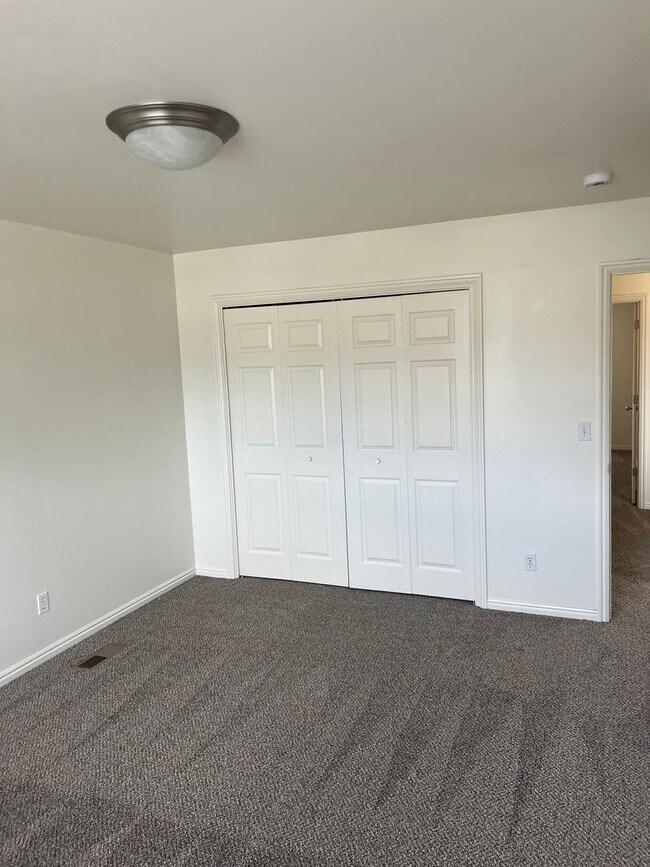 Building Photo - Baggs Pleasant Grove Duplex
