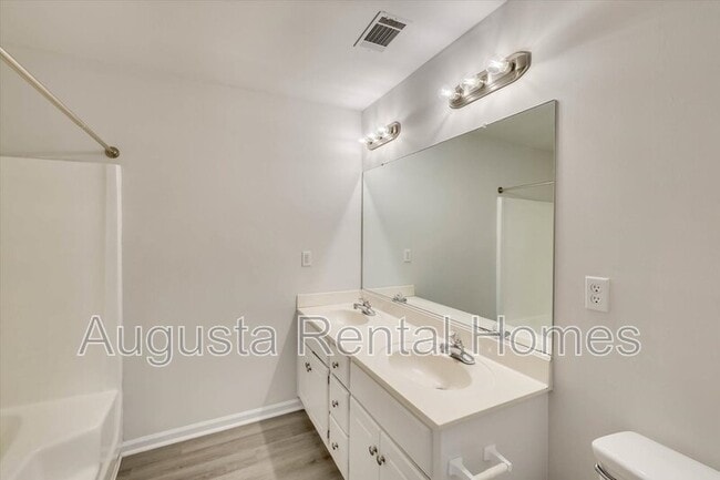 Building Photo - 2824 Cranbrook Dr