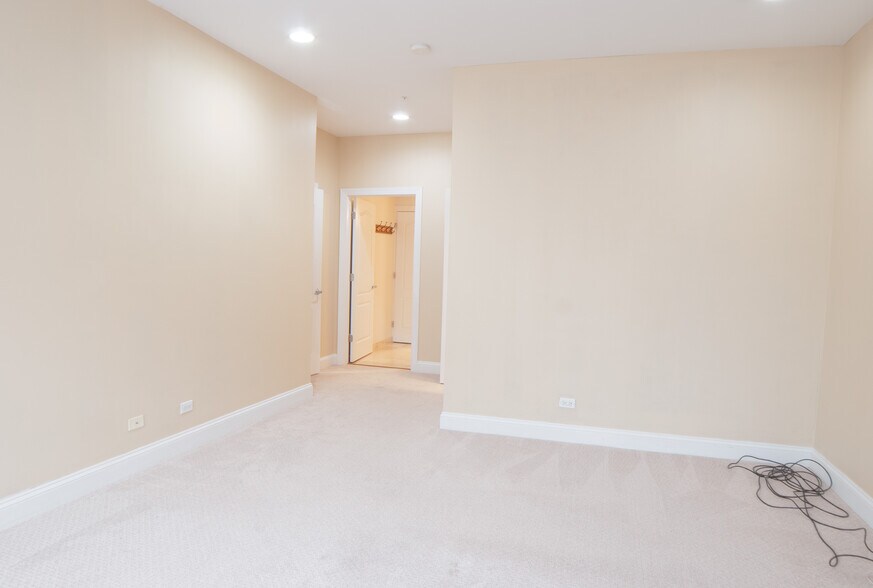 Building Photo - 4953 Oakton St