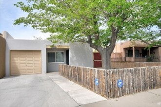 Building Photo - Heights Town Home!!!