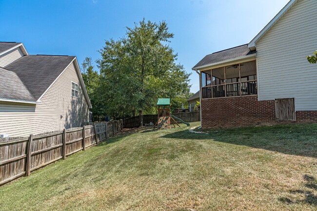 Building Photo - Gorgeous 4 Bedroom Home with Spacious Layo...