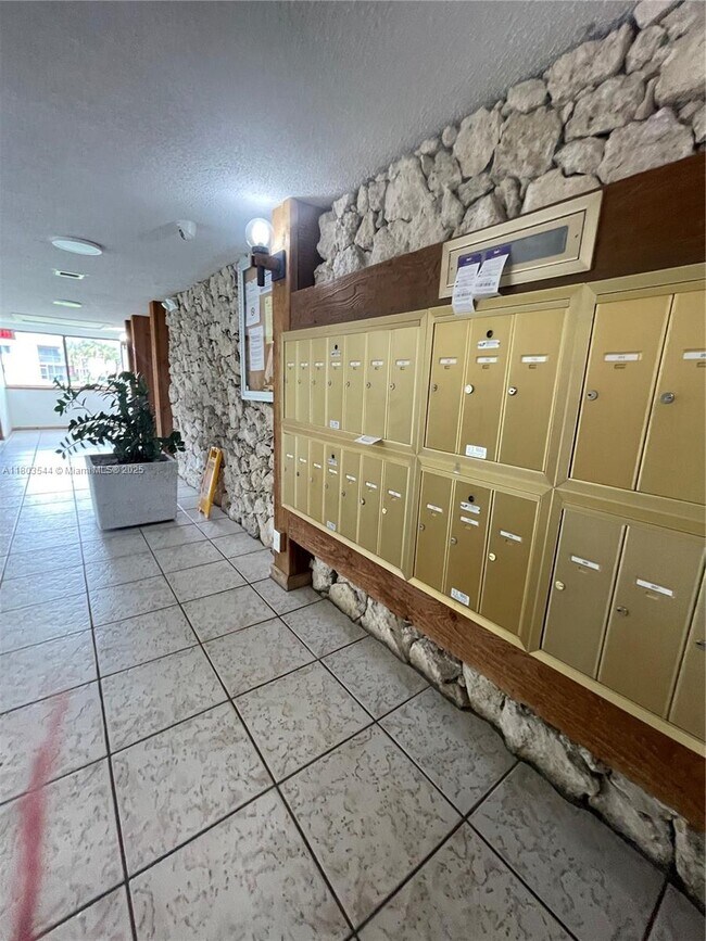 Building Photo - 210 Lakeview Dr