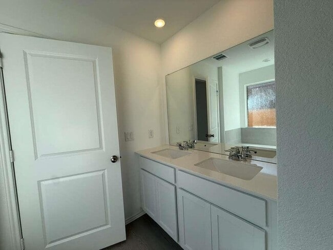 Building Photo - 200 Herald Dr