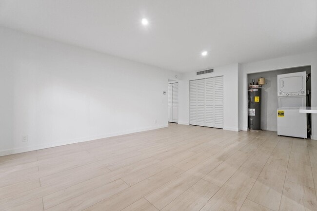 Building Photo - 150 Pineview Rd