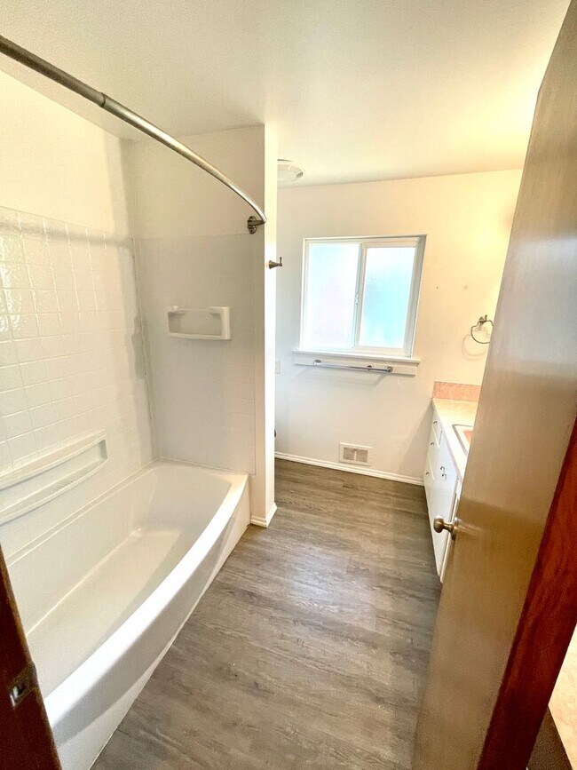 Building Photo - 4-Bedroom North Tacoma Home with Stunning ...
