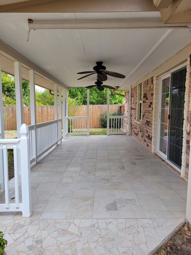 Building Photo - 3bd/2ba house close to major shopping, restaurants, and Ft. Hood!