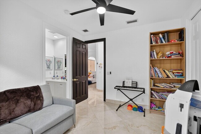 Building Photo - 10337 Trianon Pl