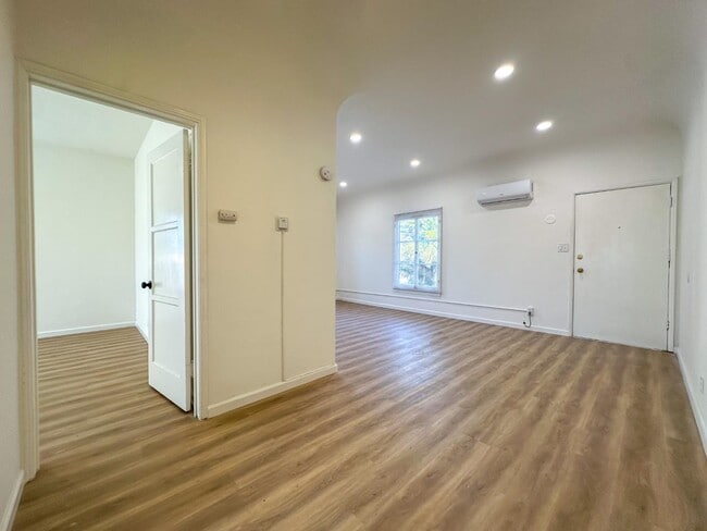 Building Photo - 810 E Chevy Chase Dr