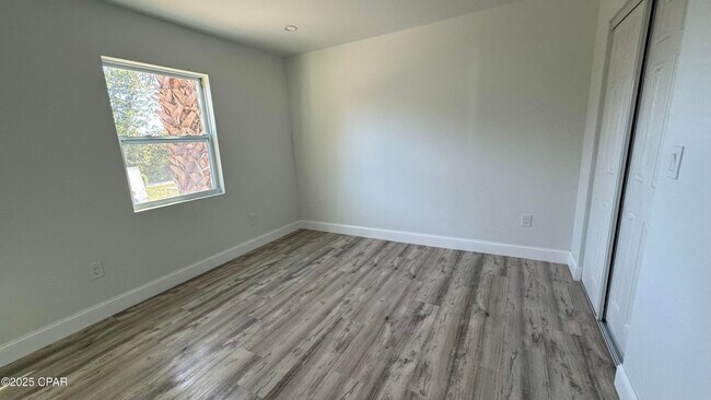 Building Photo - 212 N Cove Blvd