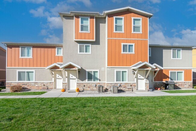 Building Photo - *Tucker Row in Vineyard