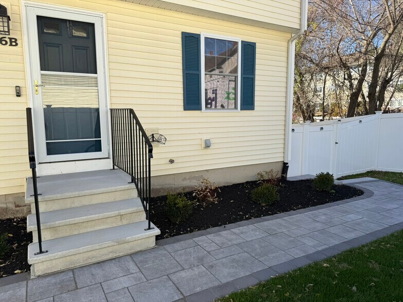 Front & Gate to Yard - 86 Central St