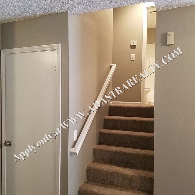 Building Photo - Gorgeous 3 Bedroom Duplex in Olathe-Availa...