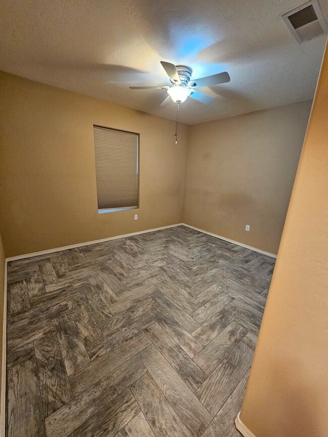 Building Photo - Beautiful Golf Course Area Home with 4 Bed...