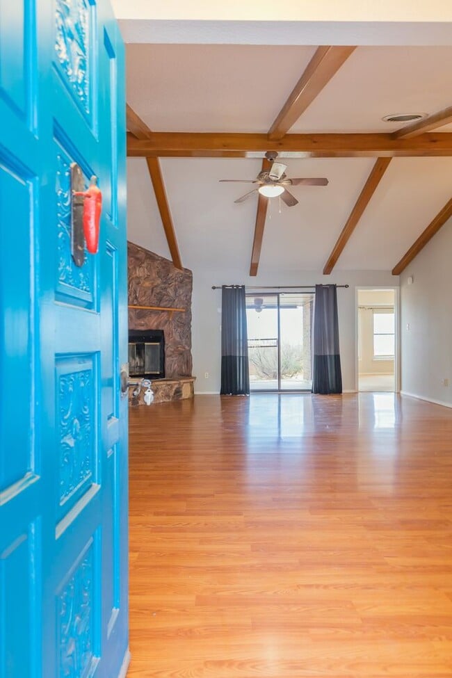 Building Photo - Charming 3 Bedroom 2 Bathroom - Spacious & Fenced Backyard