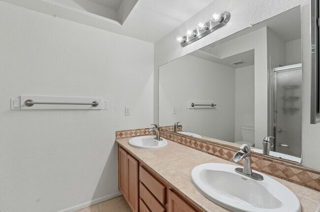 Building Photo - Spacious 3 Bed/2 Bath Home in Lush Crestvi...