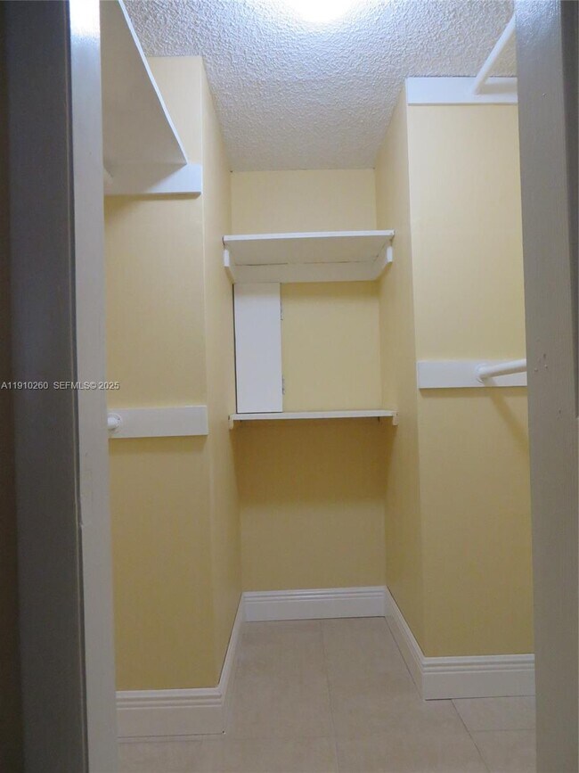 Building Photo - 220 SW 9th Ave