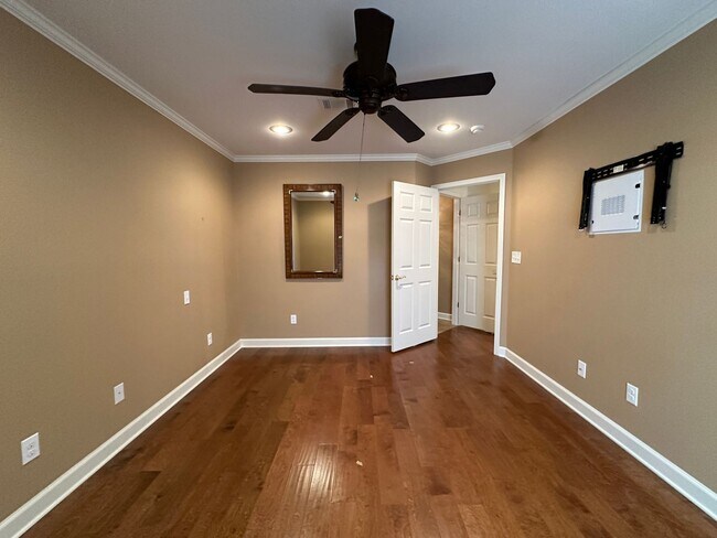 Building Photo - Fully Updated Executive Rental - FREE MONT...