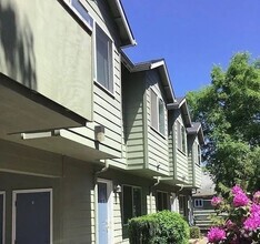 Building Photo - Townhome Style 2BR/1BA