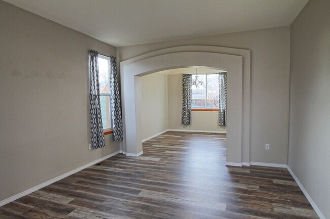 Building Photo - 1319 Iris Cir