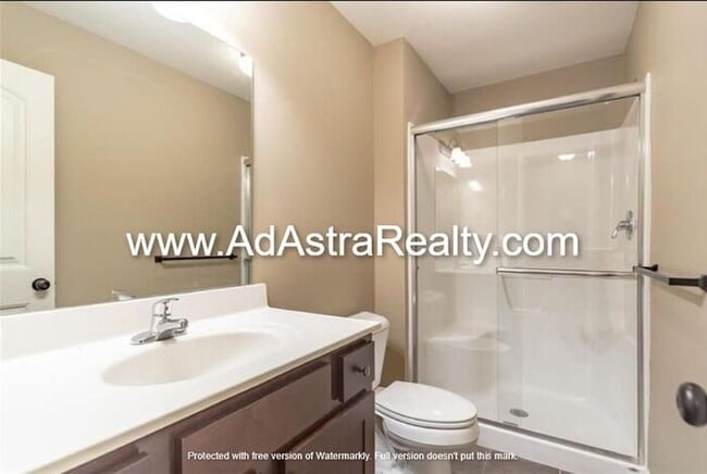 Building Photo - Gorgeous Like New KCMO Townhome-Available ...