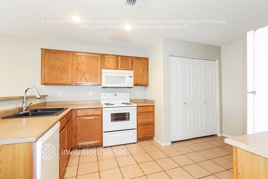 Building Photo - 4028 W Lone Cactus Dr