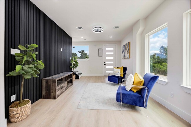 Building Photo - 2112 Des Chaumes St