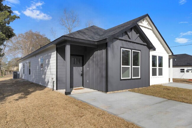 Building Photo - 106 Runnels St