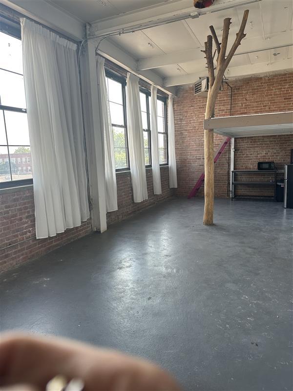 Building Photo - 10k sqft LiveWork Space w Green/White Screen