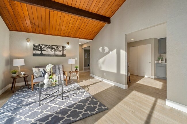 Building Photo - 9110 Redmond-Woodinville Road NE-Unit 101