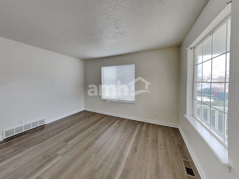 Building Photo - 817 Country Club Dr