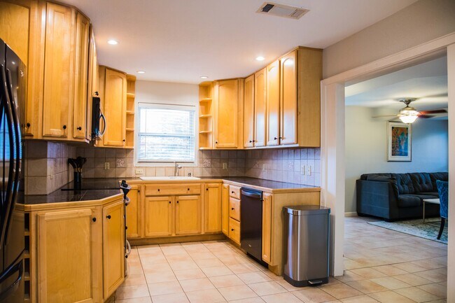 Building Photo - 10129 Solta Dr