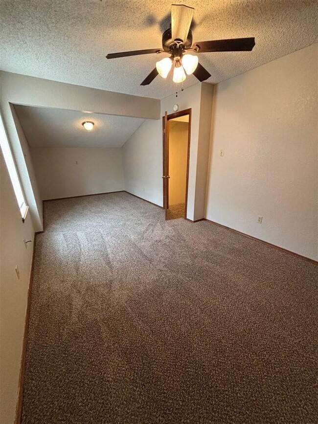 Building Photo - 901 NE Tortoise Dr