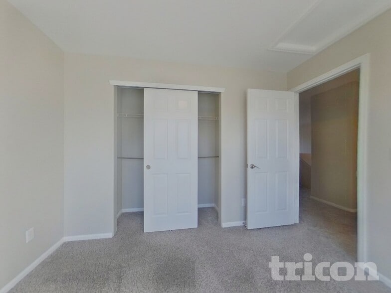Building Photo - 7191 S Oak Hill Cir