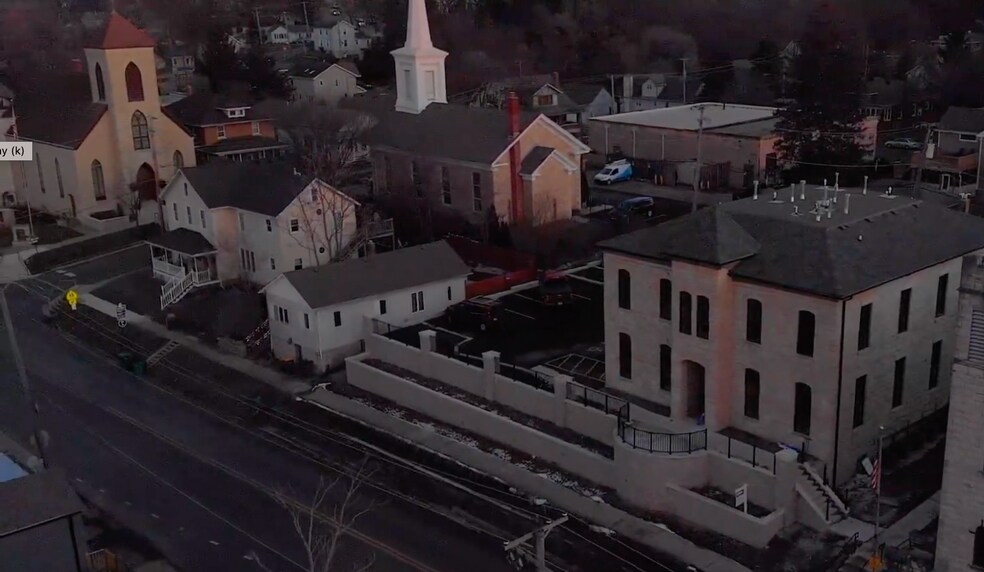 Building Photo - 220 E Illinois St