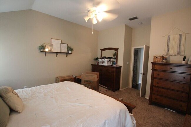 Building Photo - Tour Today! 4 bedroom 2 Bathroom in WHISD!