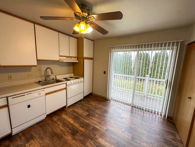 Building Photo - 2029 Green Valley Dr