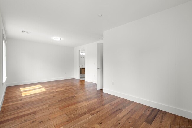 Building Photo - 245 E Main St