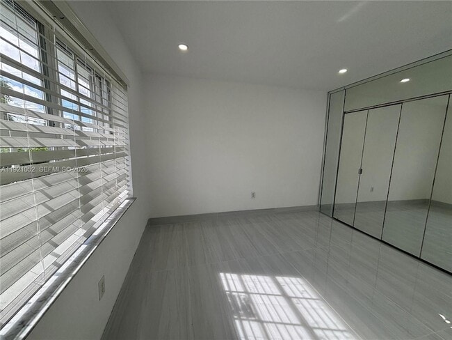 Building Photo - 725 91st St