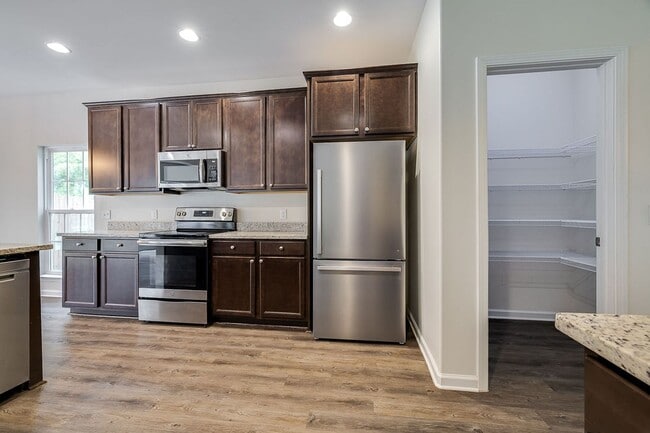 Building Photo - Spacious Custom 8 Bed 4.5 Bath Home on Lar...