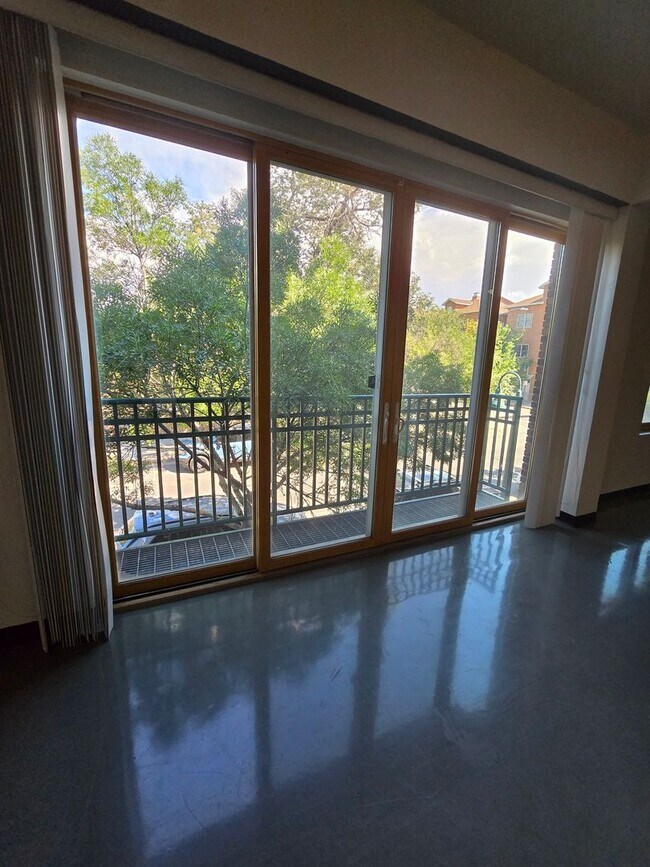 Building Photo - Beautiful 2BR , 2BA 2nd floor loft in East...