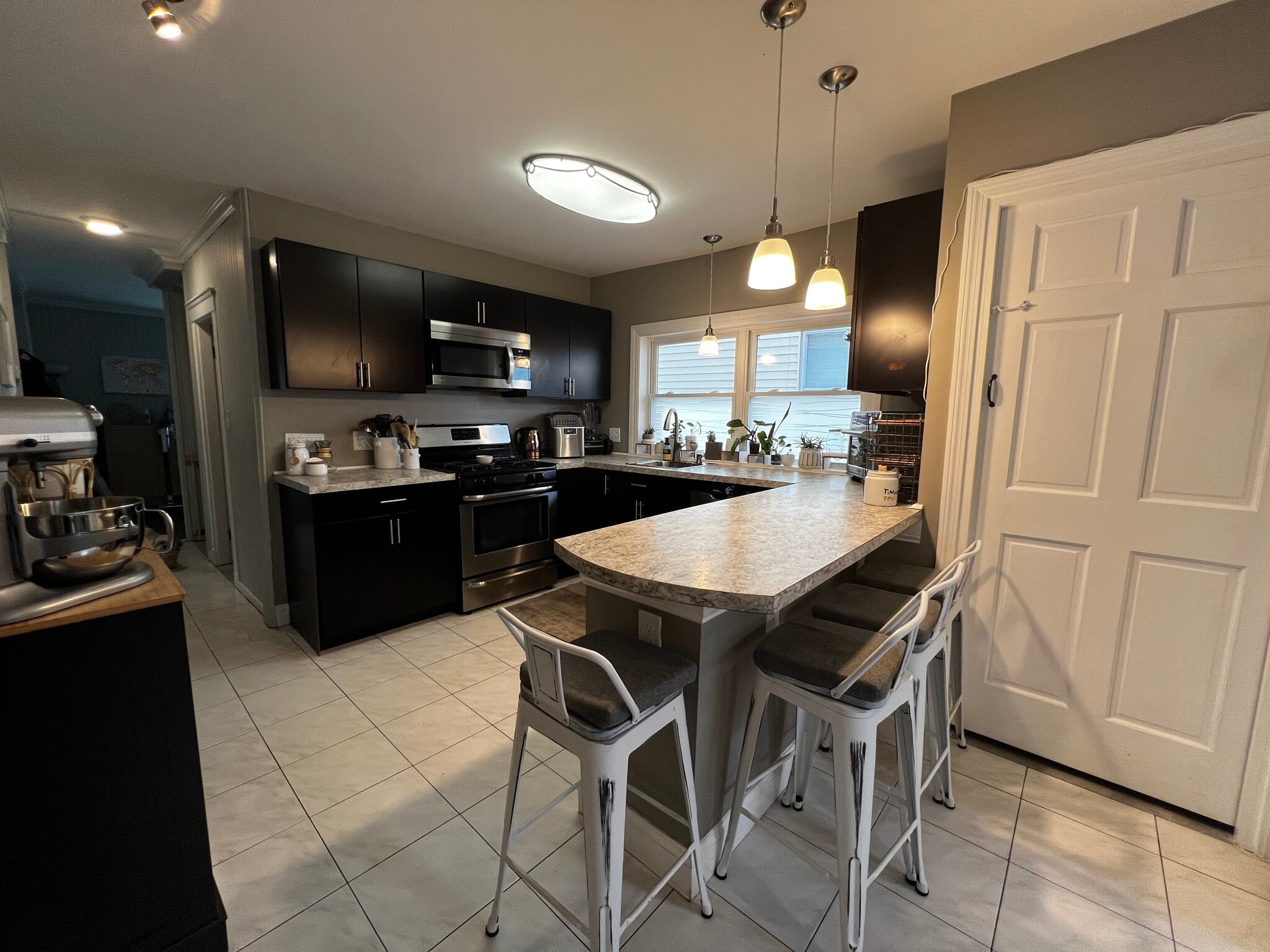 Kitchen + Breakfast Bar - 81 Morton Ave