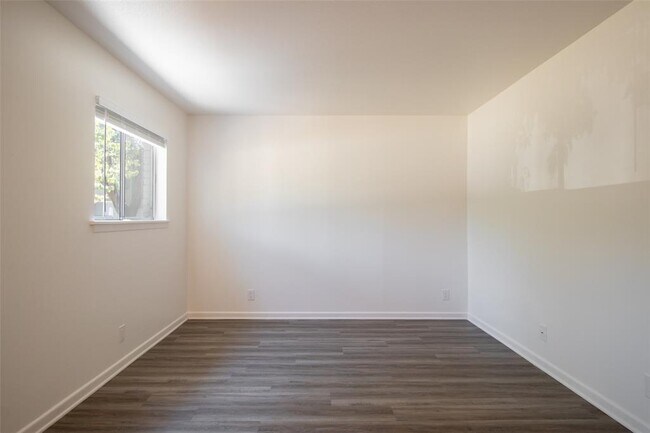 Building Photo - 806 E 13th St