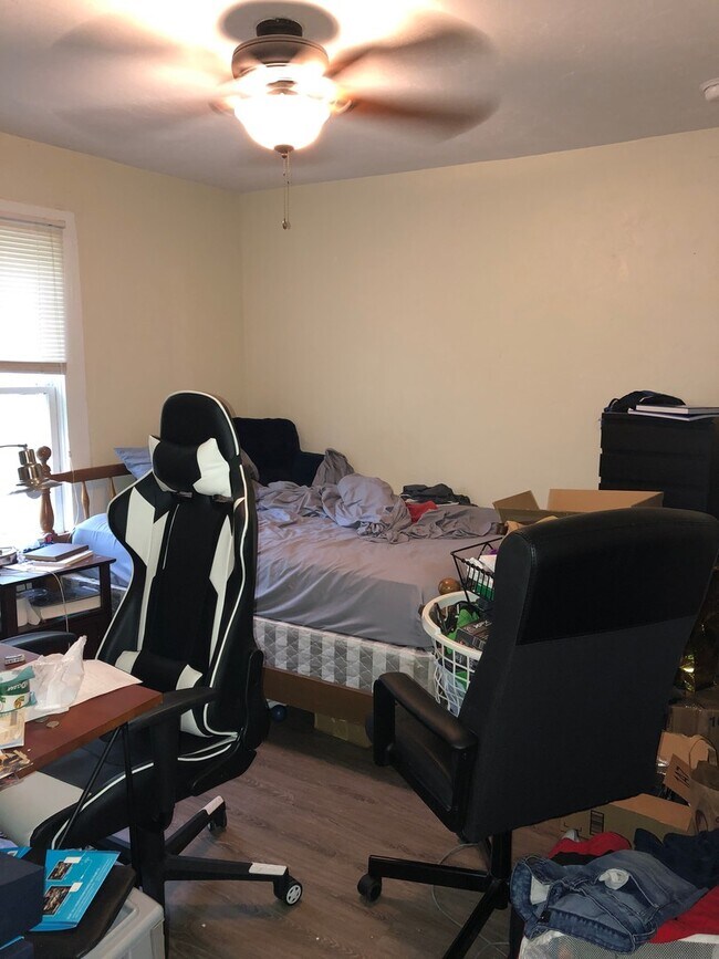 Building Photo - Large 4 Bedroom, 2 Bathroom House